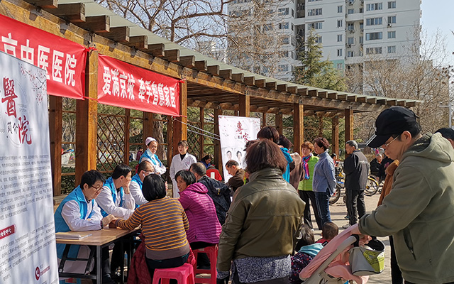 【学雷锋日】乐竞体育官网,APP下载举办“爱满京城，牵手智慧家医”志愿服务活动(图2)