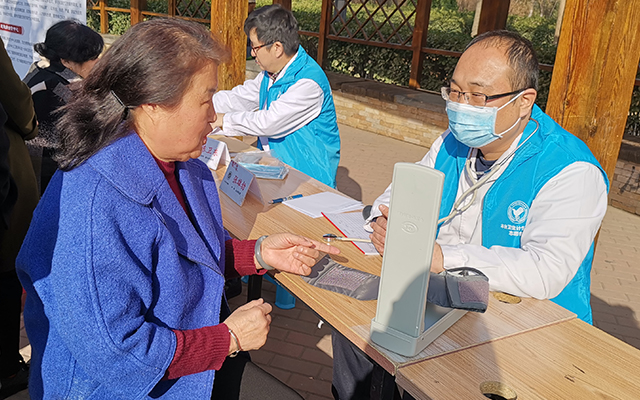 【学雷锋日】乐竞体育官网,APP下载举办“爱满京城，牵手智慧家医”志愿服务活动(图5)